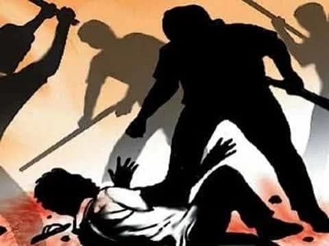 शेतात भाजीपाला आणण्यासाठी गेलेल्या महिलेवर चौघांकडून मारहाण