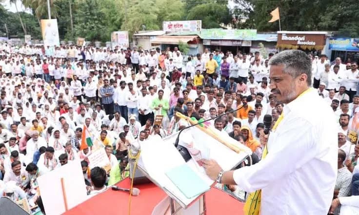 बीडमध्ये कोरड्या दुष्काळाच्या मागणीसाठी हजारो शेतकरी रस्त्यावर