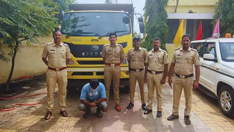 कडा परिसरात आष्टी पोलिसांची धडक कारवाई; विनापरवाना वाळू वाहतूक करणारा हायवासह १५ लाखांचा मुद्देमाल जप्त