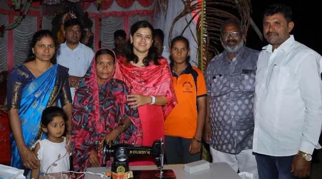 'रमाबाईंनी हजारो महिलांच्या मनात पेटवला आशेचा दिवा': आमदार नमिता मुंदडांकडून अनवाणी धावणाऱ्या मातेचा सन्मान; शिलाई मशीनची भेट