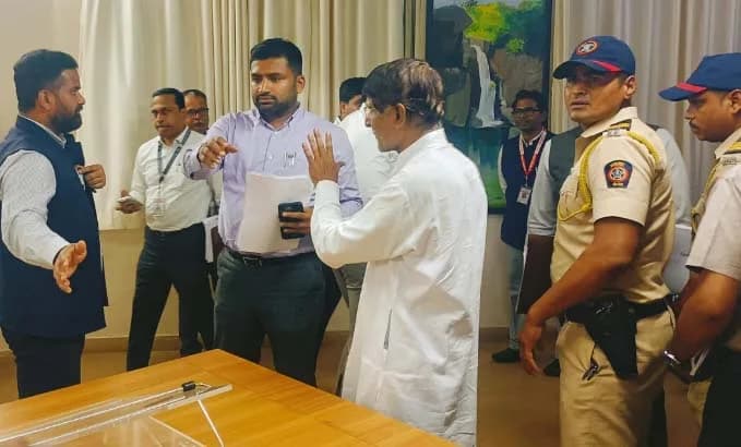 रुग्णालयाच्या प्रवेशद्वारासमोरील रस्ता दुभाजक काढून रस्ता मोकळा करा; दुभाजकामुळे रुग्णसेवेला अडथळा