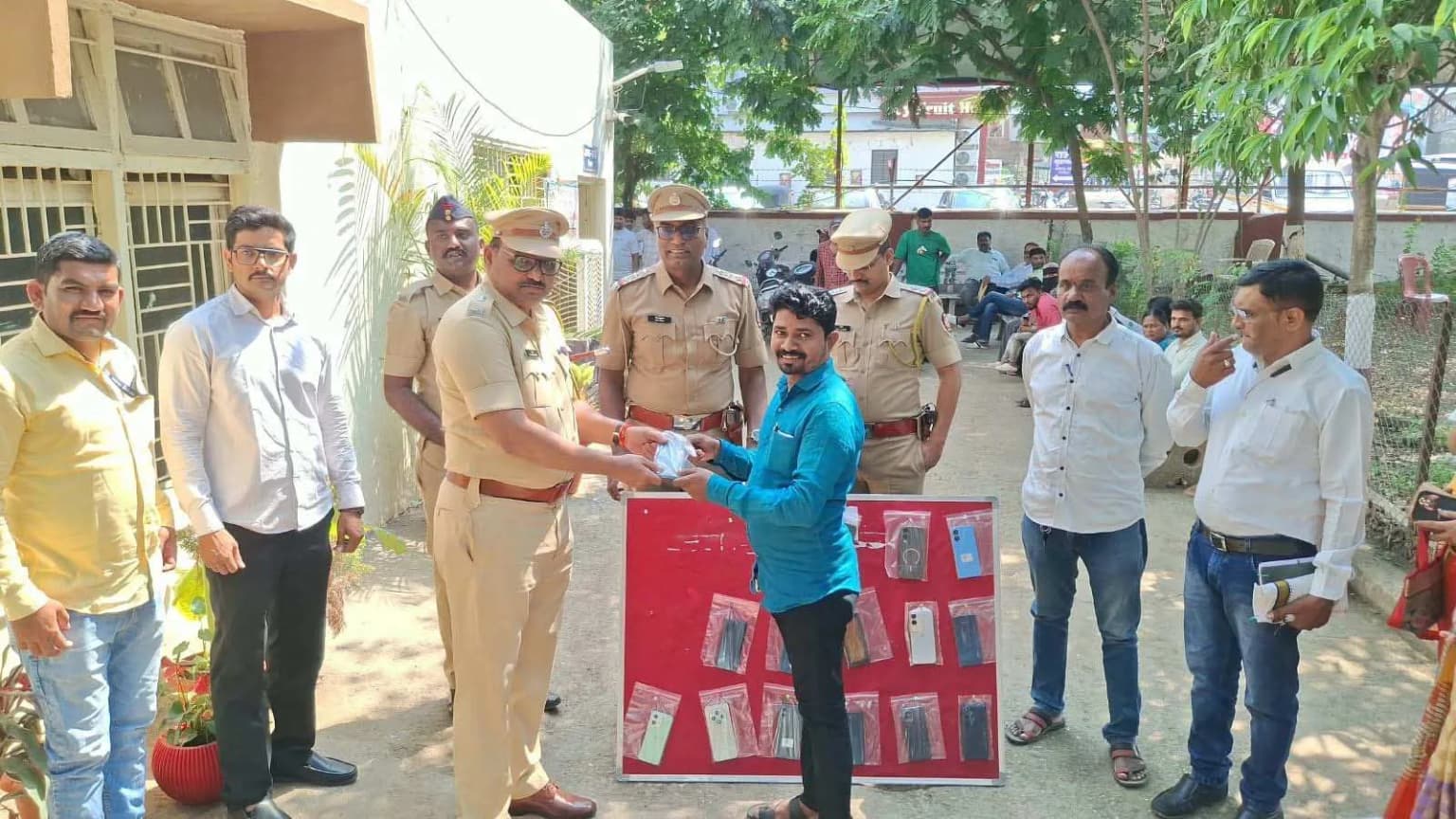शिवाजीनगर पोलिसांची धडक कारवाई, चोरीस गेलेले २३ मोबाईल मूळ मालकांना परत