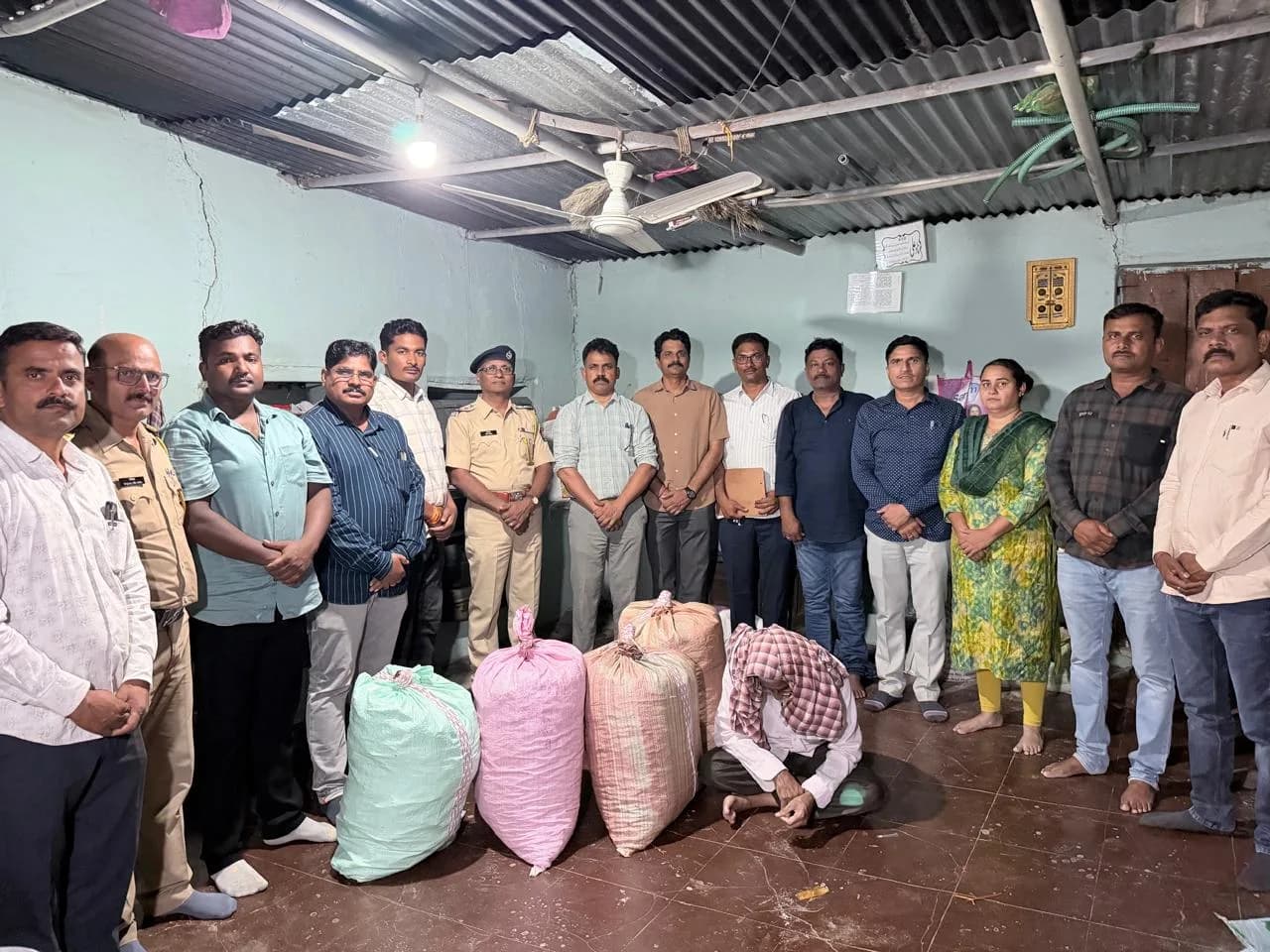 बीडमध्ये स्थानिक गुन्हे शाखेची मोठी कारवाई; नवगण राजुरीतून ३० लाखांचा ६० किलो गांजा जप्त
