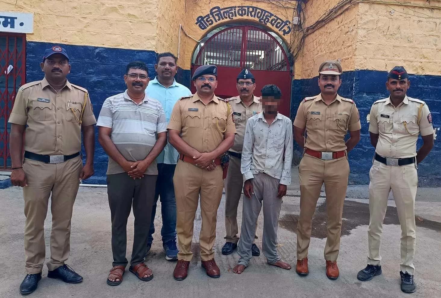 दरोड्याच्या गुन्ह्यातील फरार गुन्हेगारास नेकनूर पोलिसांकडून अटक; कोठडीत आत्महत्येचा प्रयत्न, पोलिसांच्या तत्परतेमुळे वाचला जीव!