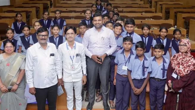 जिल्हाधिकारी आणि शाळकरी मुलांच्या दिलखुलास गप्पा, बीडच्या उज्ज्वल भविष्याची एक सकारात्मक नांदी