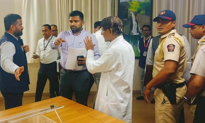 रुग्णालयाच्या प्रवेशद्वारासमोरील रस्ता दुभाजक काढून रस्ता मोकळा करा; दुभाजकामुळे रुग्णसेवेला अडथळा