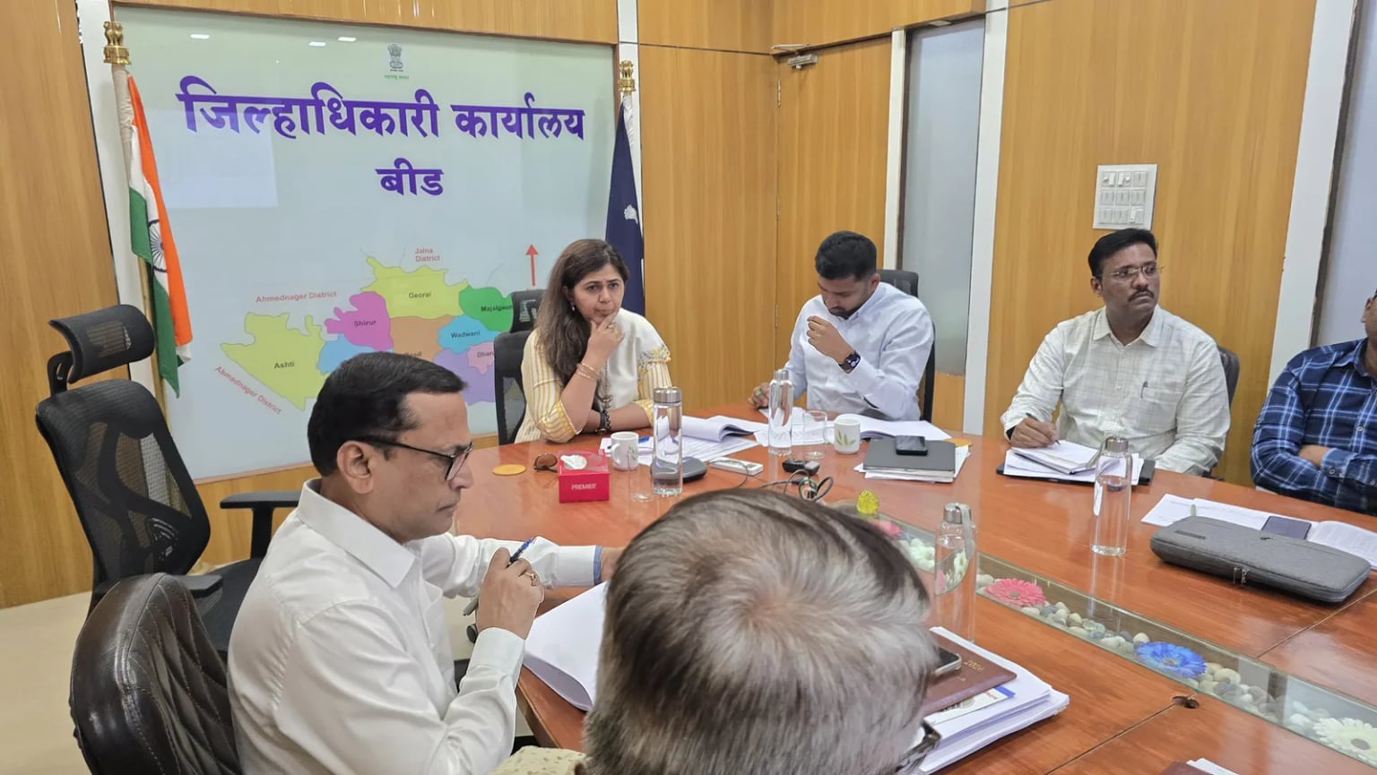 बीडच्या दुष्काळी स्थितीवर मंत्री पंकजा मुंडेंची जिल्हाधिकाऱ्यांसोबत महत्त्वाची चर्चा; जायकवाडीचे पाणी पाटोद्याला देण्याचे निर्देश