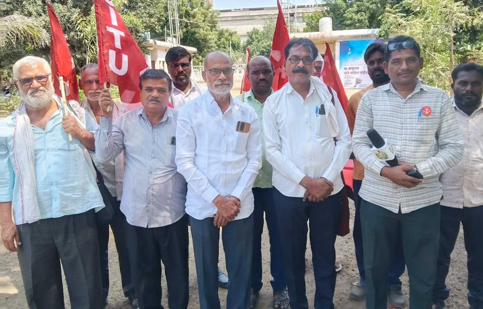 बीडमध्ये ऊसतोड कामगारांचा संपाचा इशारा; मागण्या मान्य न झाल्यास कोयता खाली ठेवण्याचा एल्गार, कारखान्यांना संपाच्या नोटीसा