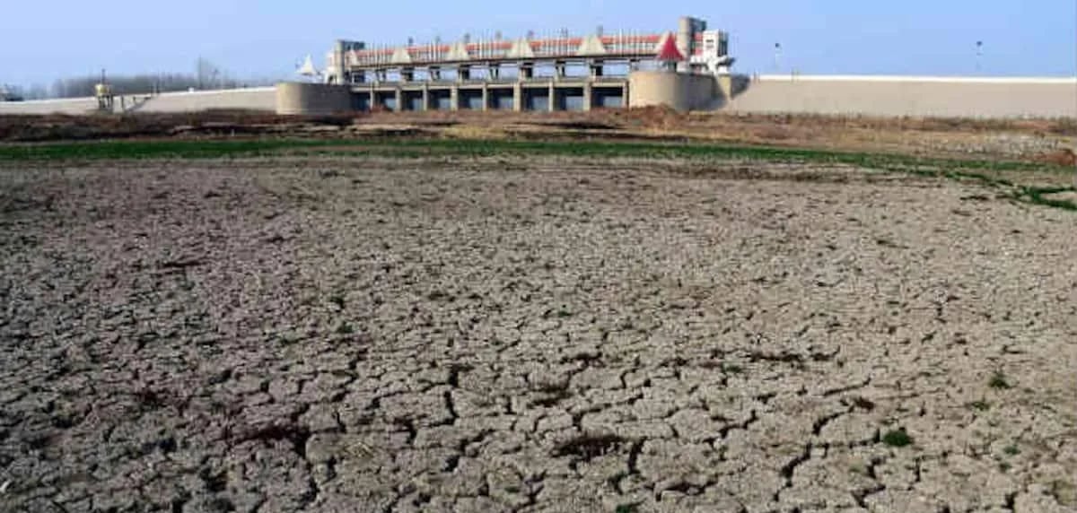 बीड जिल्ह्यात भीषण पाणीबाणी; ११८ प्रकल्प तळाला, केवळ दीड महिना पुरेल इतकाच साठा शिल्लक