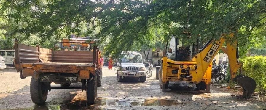 आनंदगाव शिवारात अवैध मुरूम उत्खनन करणाऱ्यांवर धडक कारवाई; उपविभागीय अधिकाऱ्यांकडून चौघांना २३ लाखांचा दंड