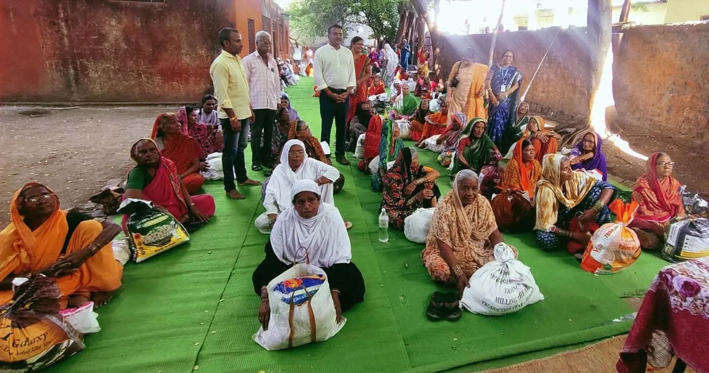 अंबाजोगाईत मानवलोकच्या वतीने १२० वृद्ध व निराधार कुटुंबांना किराणा साहित्याचे वाटप