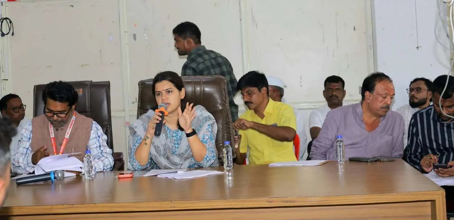 केजमध्ये दुष्काळी परिस्थितीवर आढावा बैठक; प्रभावी अंमलबजावणीचे आमदार नमिता मुंदडा यांचे निर्देश