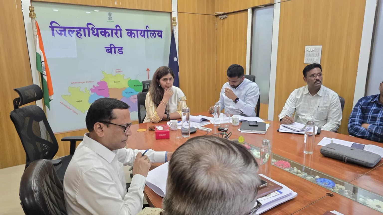 बीडच्या दुष्काळी स्थितीवर मंत्री पंकजा मुंडेंची जिल्हाधिकाऱ्यांसोबत महत्त्वाची चर्चा; जायकवाडीचे पाणी पाटोद्याला देण्याचे निर्देश