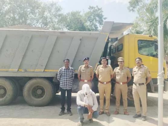बहिरवाडी शिवारात ग्रामीण पोलिसांची धडक कारवाई; २५ लाखांच्या हायवासह अवैध वाळू जप्त