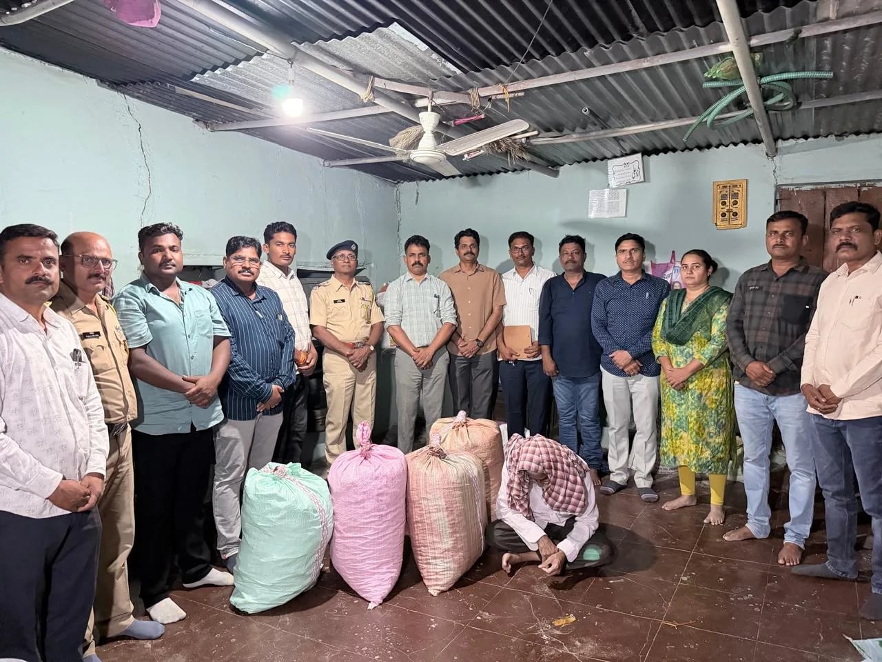 बीडमध्ये स्थानिक गुन्हे शाखेची मोठी कारवाई; नवगण राजुरीतून ३० लाखांचा ६० किलो गांजा जप्त