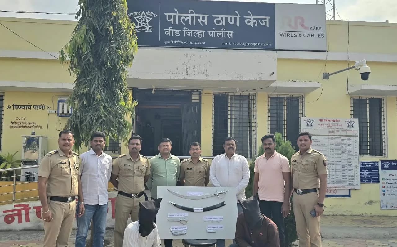 तलवारीने केक कापणे महागात पडले; दोघांवर गुन्हा दाखल, तलवारीसह दोन खंजीर जप्त