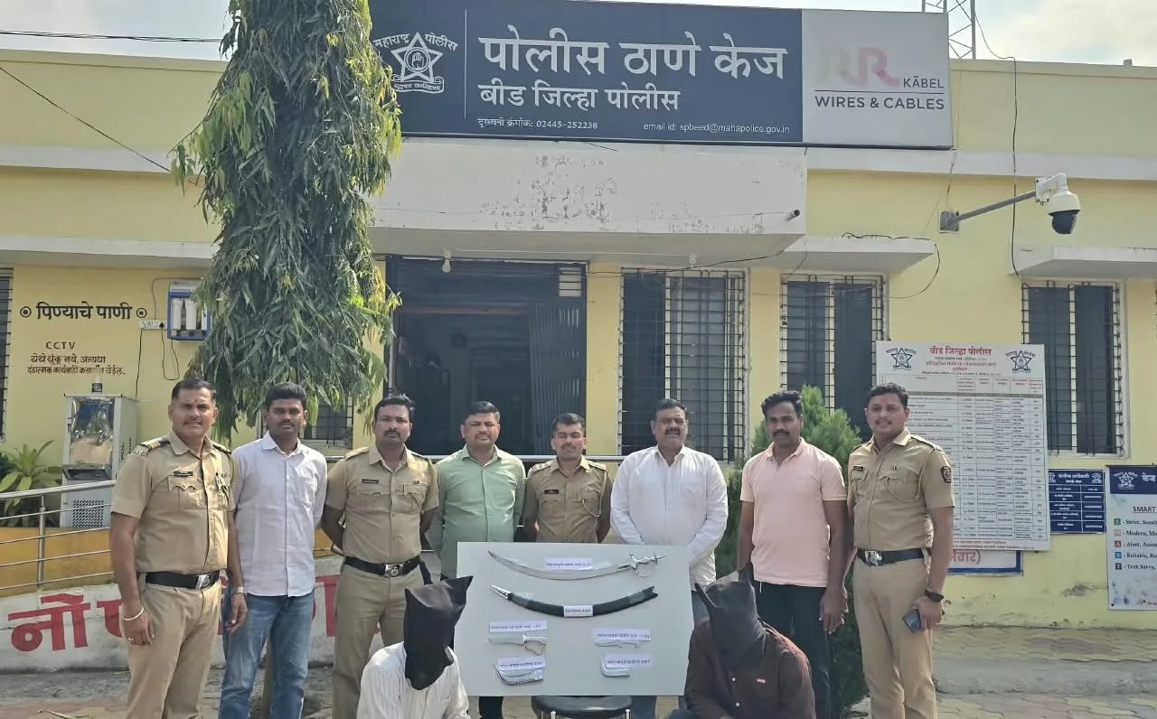 तलवारीने केक कापणे महागात पडले; दोघांवर गुन्हा दाखल, तलवारीसह दोन खंजीर जप्त