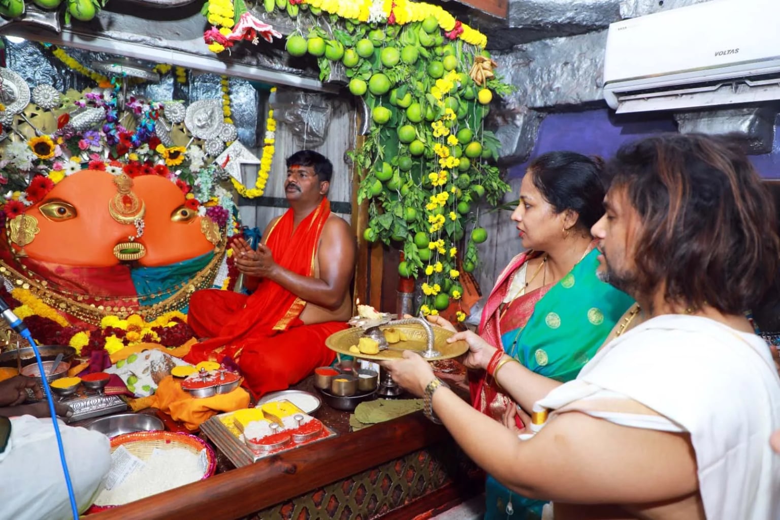 पूर्णाहुतीनंतर योगेश्वरीच्या दर्शनासाठी गर्दी