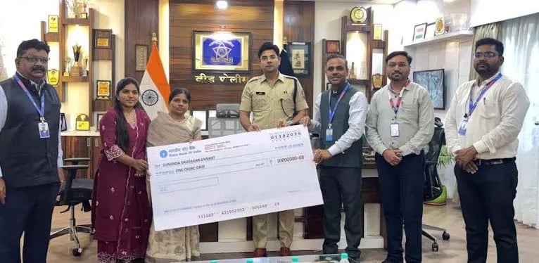 कर्तव्य बजावताना जीव गमावलेल्या पोलिस जवानाच्या कुटुंबाला एसबीआयकडून एक कोटींचा आधार