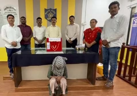 बीडमध्ये प्रवासात हातचलाखीने चोऱ्या करणारी महिला जेरबंद; अडीच लाखांचा मुद्देमाल जप्त
