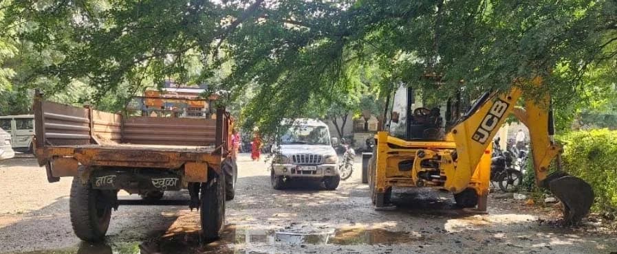 आनंदगाव शिवारात अवैध मुरूम उत्खनन करणाऱ्यांवर धडक कारवाई; उपविभागीय अधिकाऱ्यांकडून चौघांना २३ लाखांचा दंड