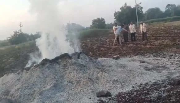नांदगावमध्ये अज्ञातांनी पेटवला सोयाबीनचा ढिगारा; लाखो रुपयांची राख, शेतकरी उद्ध्वस्त