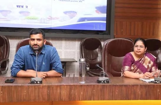 कलेक्टरांशी गप्पा: जिल्हाधिकारी विवेक जॉन्सन यांनी कस्तुरबा गांधी विद्यालयाच्या विद्यार्थिनींना दिले यशाचे कानमंत्र