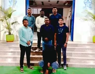 दगडाचा रुद्राक्ष करून दाखवतो! चमत्कार दाखवण्याच्या बहाण्याने वृद्धाला लुटणारा भामटा गजाआड; एक लाखाची अंगठी जप्त