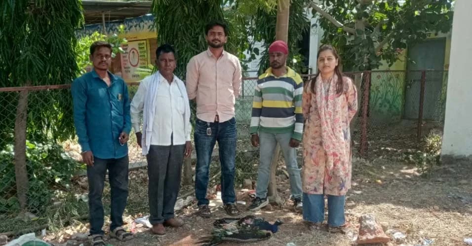 आंबेवडगाव परिसरात राष्ट्रीय पक्षी मोराचा संशयास्पद मृत्यू; शवविच्छेदनानंतर 'विसेरा' न्यायवैद्यक प्रयोगशाळेकडे रवाना