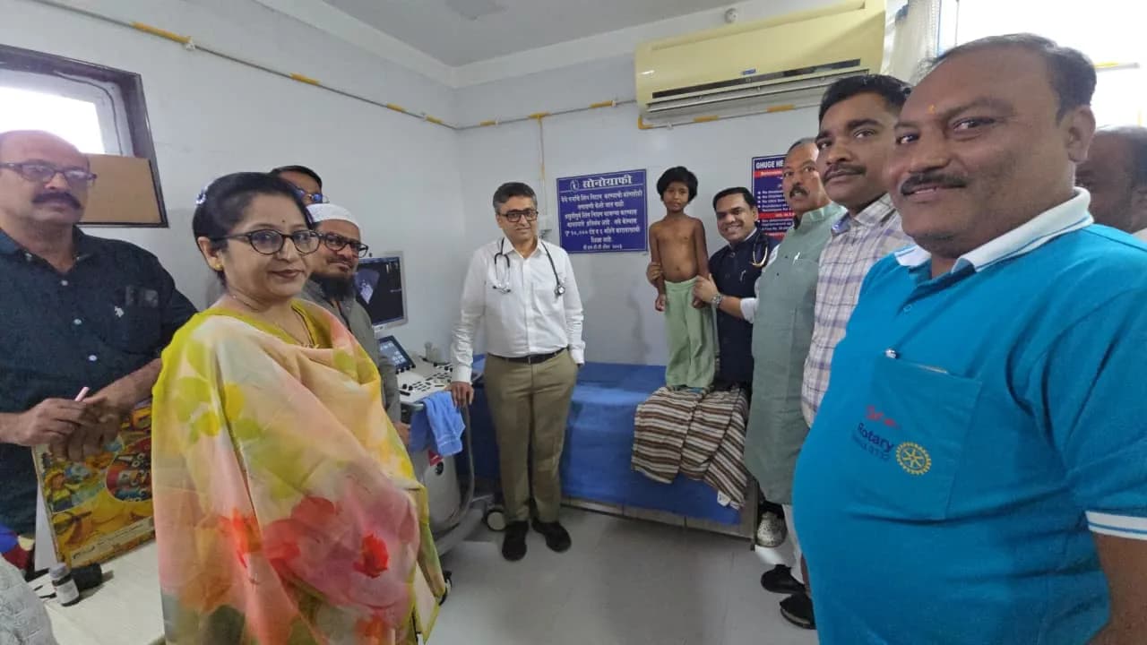 घुगे हॉस्पिटल व रोटरी क्लब अंबाजोगाईच्या बालहृदयरोग तपासणी शिबिरात १५२ बालकांची तपासणी; 18 बालकांची होणार मोफत हृदयाची शस्त्रक्रिया