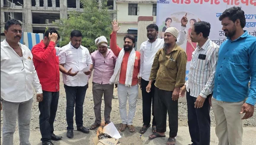 फसव्या कर्जमाफी आदेशाची जिल्हाकचेरीसमोर शेतकरी पुत्रांकडुन होळी