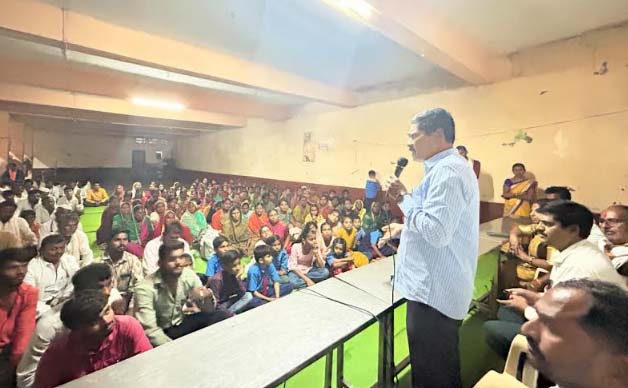 खा.बजरंग सोनवणे मुंबईवरून आले असे कपिलधारवाडीत गेले; जमिनीला पडलेल्या भेगांची केली पाहणी