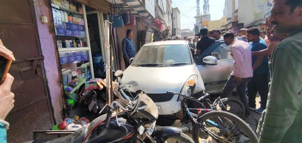 कानडी रोडवर मध्यधुंद कार चालकाने दोघांना उडवून कार दुकानात घुसवली
