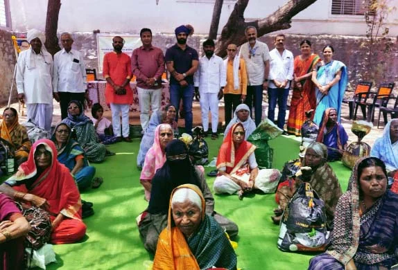 ,निराधार कुटुंबांना किराणा सामान किट वाटप