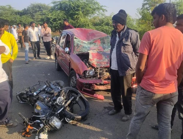 कार-दुचाकीच्या अपघातात बापलेक गंभीर