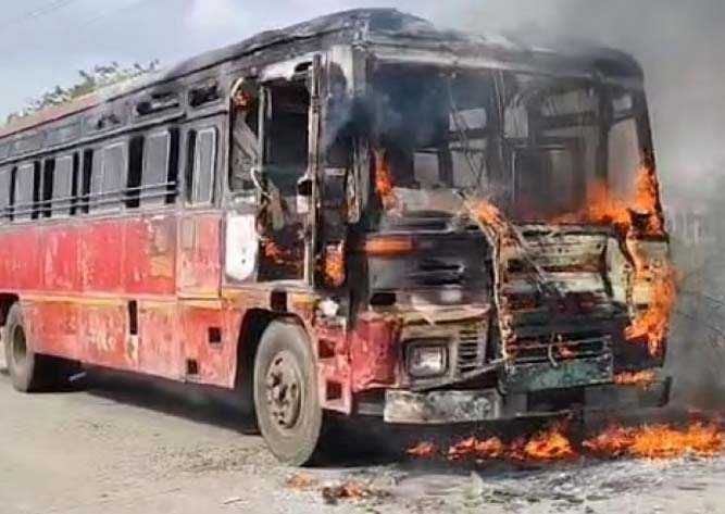 चालत्या एसटी बसने घेतला पेट