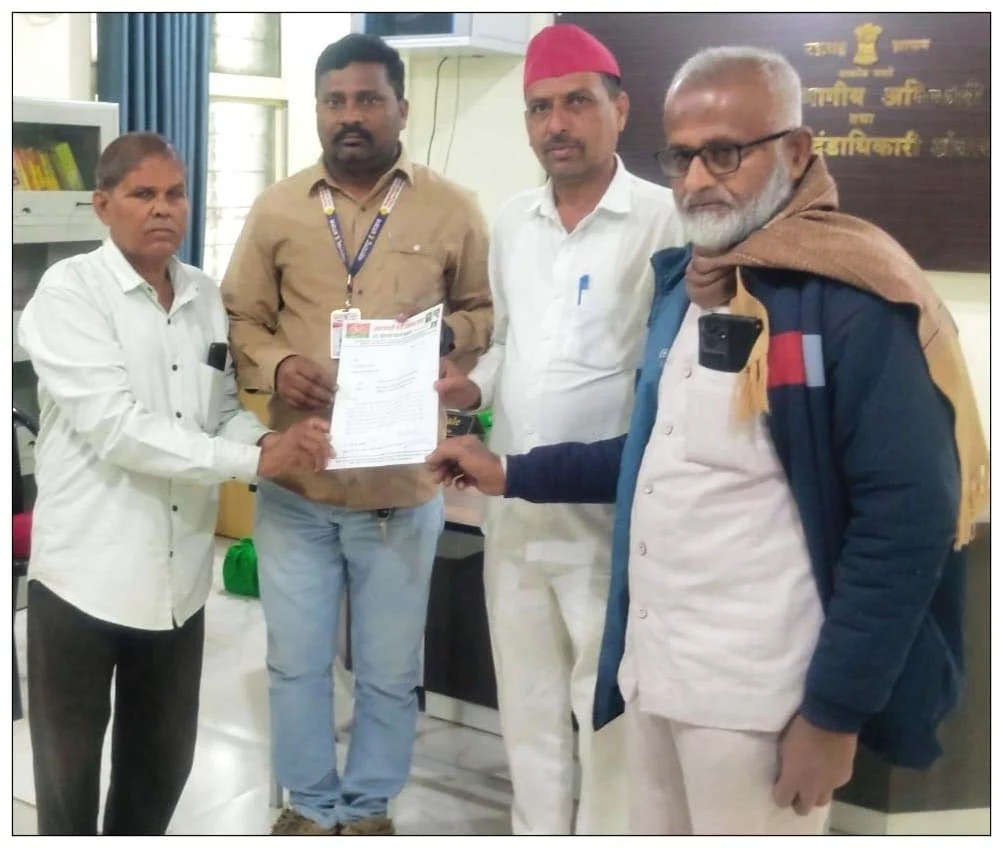 समाजवादी पार्टीच्या मुख्यमंत्र्यांकडे मागण्या