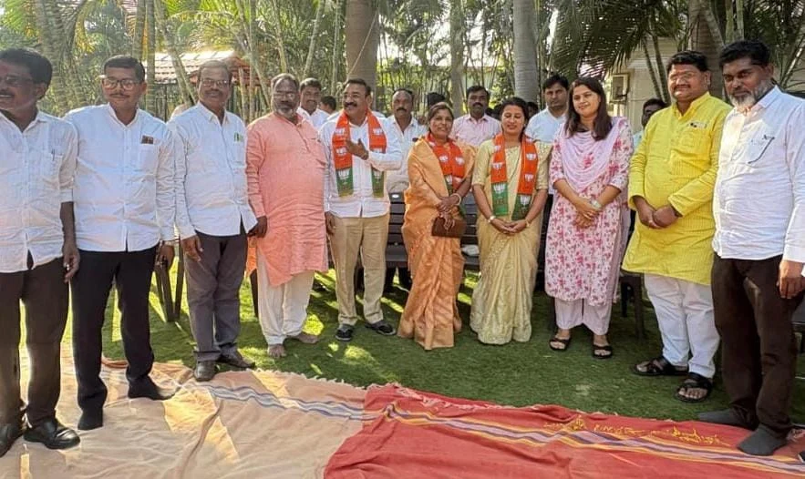 माजी नगरसेविका वासंती बाबजे आणि मिलिंद बाबजे यांचा भाजपमध्ये प्रवेश