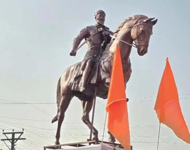 गेवराईत रात्रीतून उभारला शिवरायांचा पुतळा