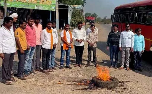 गावागावात टायर जाळून साखर सम्राटांना इशारा