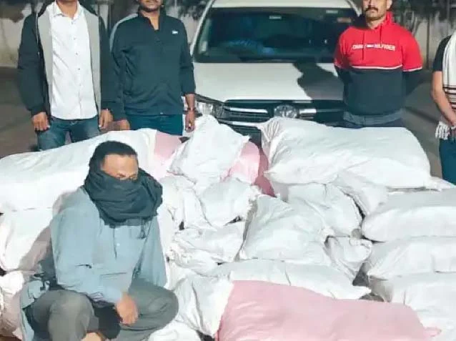 गुटखा घेवून जाणारी कार पकडली