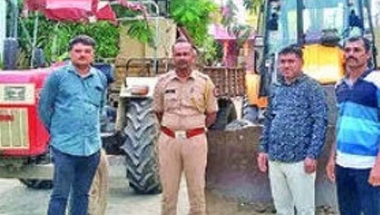 अवैध वाळू उपसा करणारे ट्रॅक्टर पकडले