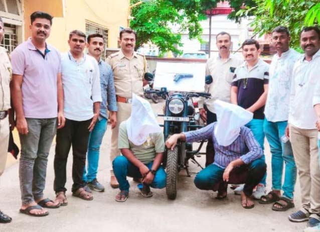 बनावट पिस्तुल दाखवून बसचालकास धमकी