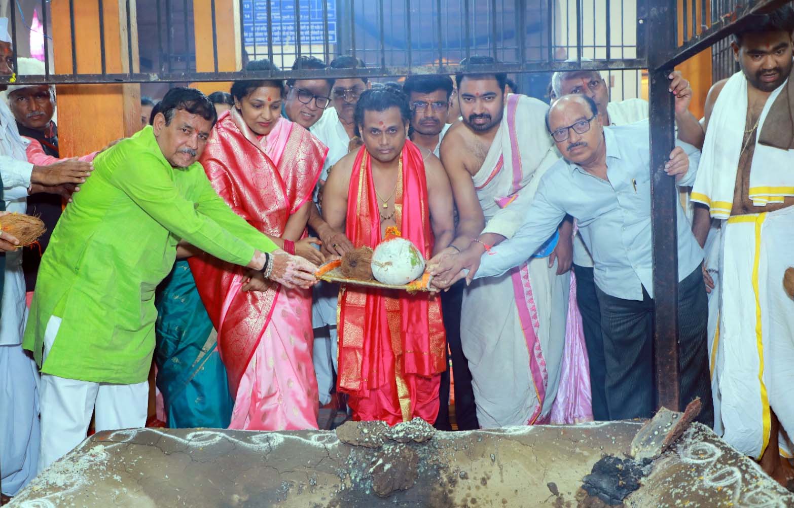 पुर्णाहुती महापुजेनंतर योगेश्वरी देवीच्या दर्शनासाठी भाविकांची मोठी गर्दी