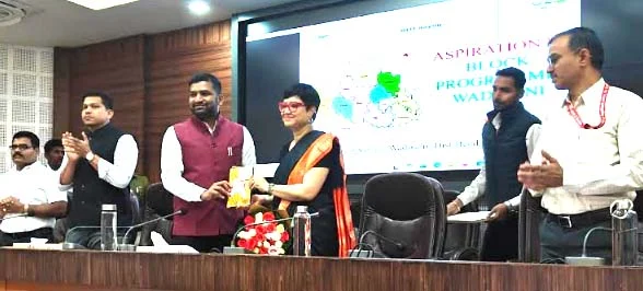 बीड जिल्ह्याच्या विकासासाठी अधिकाऱ्यांनी स्वयंप्रेरणेने काम करावे -अपारंपारिक ऊर्जा संचालक सुमन चंद्रा