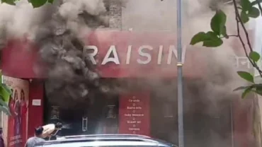 परळीत कपड्याच्या मॉलला भीषण आग