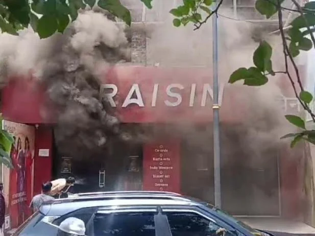 परळीत कपड्याच्या मॉलला भीषण आग