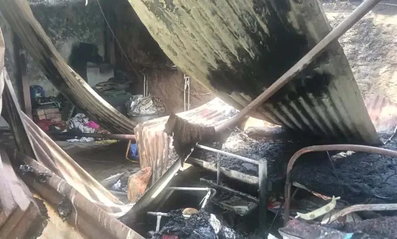 घरासह कपड्याचे दुकानाला आग