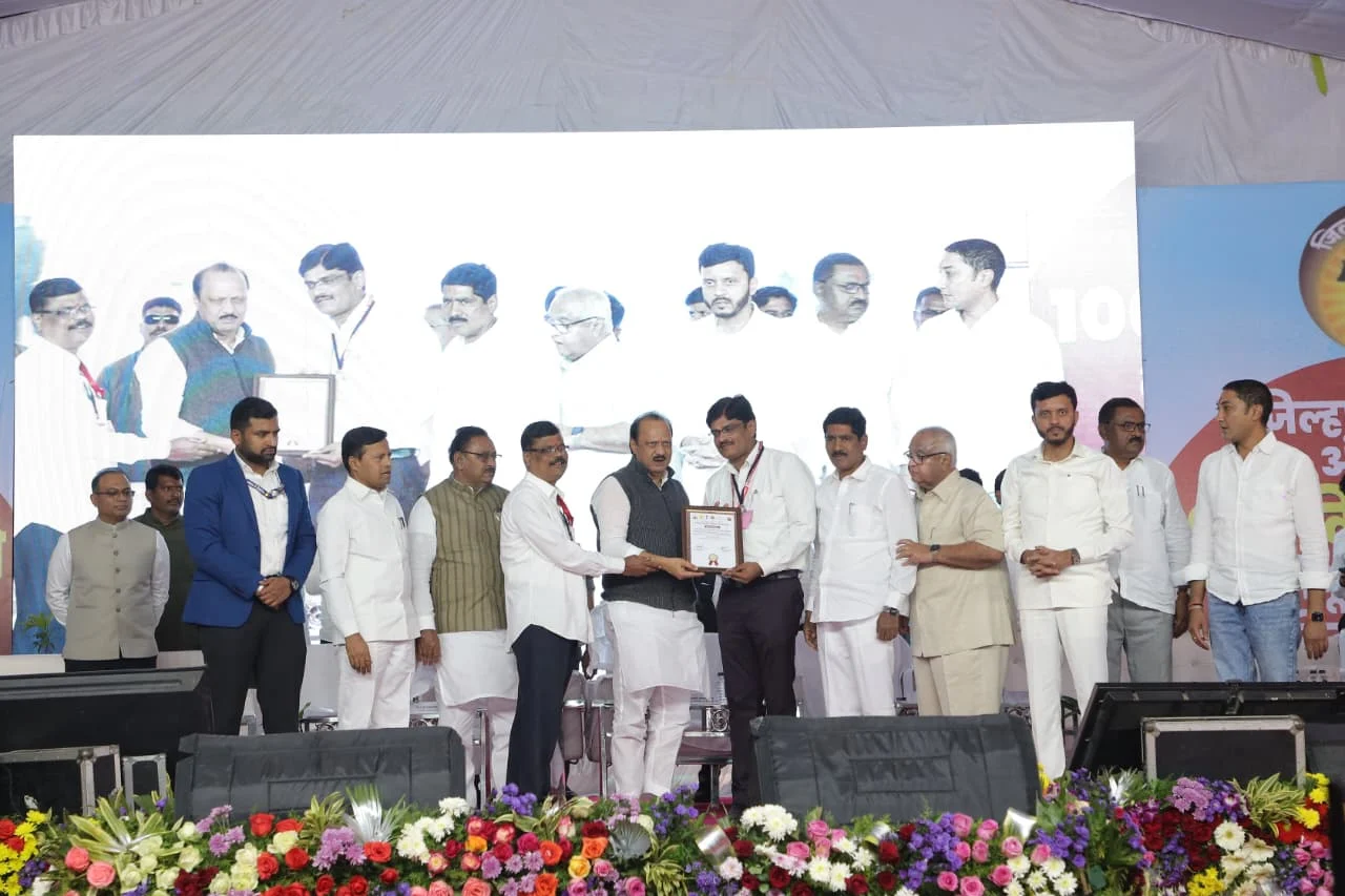 उपमुख्यमंत्र्यांच्या हस्ते बीडीओ विठ्ठल नागरगोजे यांचा सन्मान