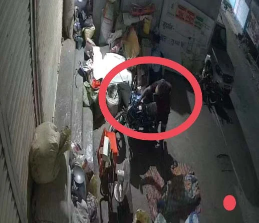 साळेगाव मध्ये चोरीच्या उद्देशाने आलेले चोरटे झाले सीसीटीव्ही कॅमेऱ्यात कैद 